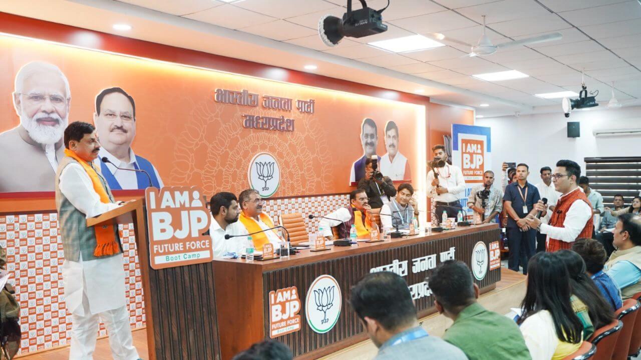 परिवारवाद पर BJP का प्रहार, PM Modi की मंशा के मुताबिक राजनीति में अब प्रोफेशनल्स की एंट्री, सीएम डॉ मोहन यादव व वीडी शर्मा ने कही बड़ी बात