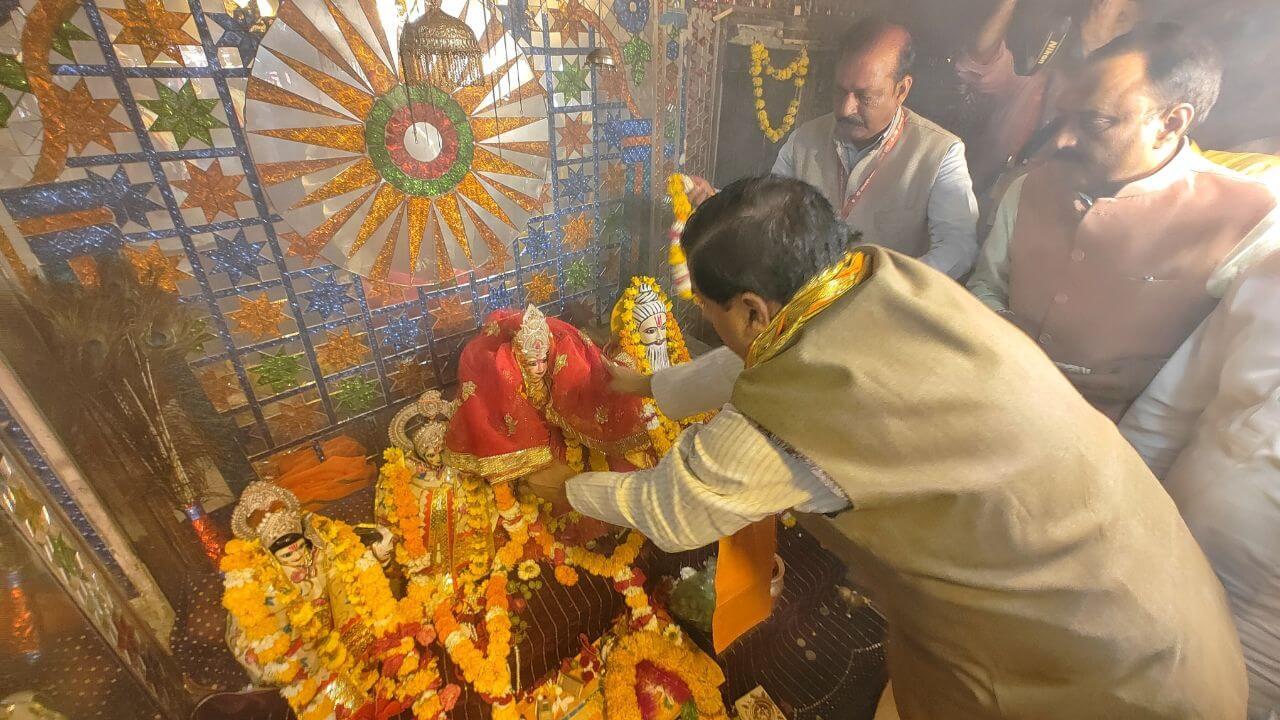 सीएम डॉ मोहन यादव की सुरक्षा में चूक, करीला के जानकी मंदिर में लोहे की सीढ़ी टूटी, बड़ा हादसा टला