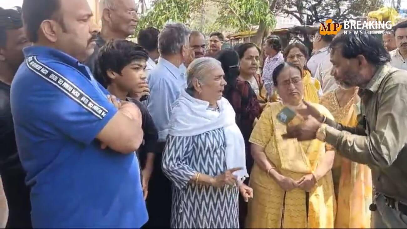 रहवासी क्षेत्र में शराब की दुकान खोले जाने पर भड़के लोग, सड़क पर उतरकर किया विरोध प्रदर्शन