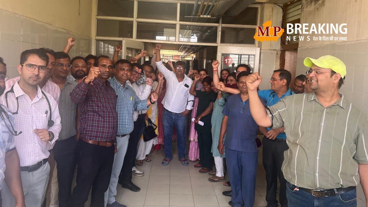 NMC के GPS ट्रैकिंग आदेश का विरोध, चिकित्सा शिक्षकों ने बाँधी काली पट्टी, धरने का ऐलान!