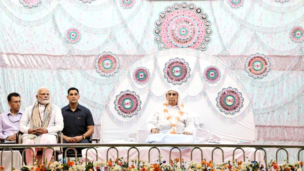 आनंदपुर धाम अशोकनगर पहुंचकर अभिभूत हुए PM Modi, बोले- सेवा की भावना हमारी सरकार की नीति भी है और निष्ठा भी