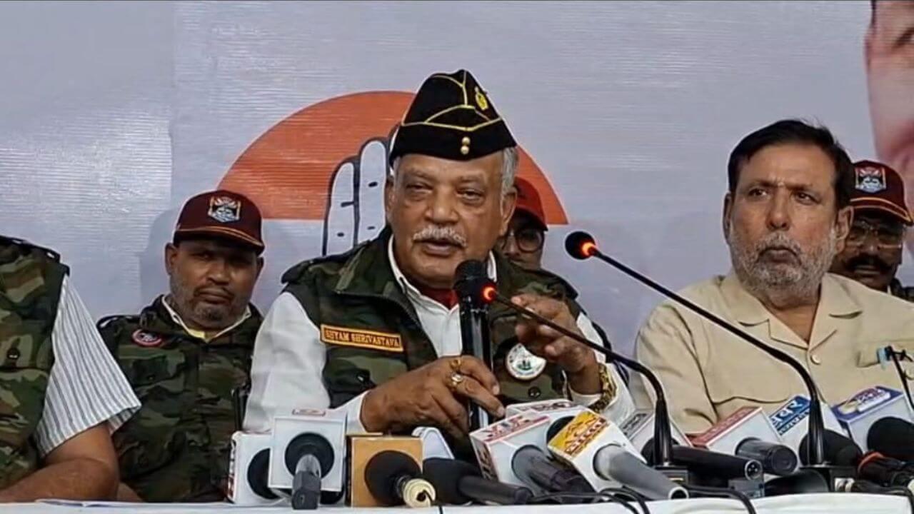 कांग्रेस के बैनर तले पूर्व सैन्य अधिकारी, जगदीश देवड़ा व विजय शाह को बर्खास्त करने की मांग, कहा- सेना और सैनिकों का अपमान बर्दाश्त नहीं