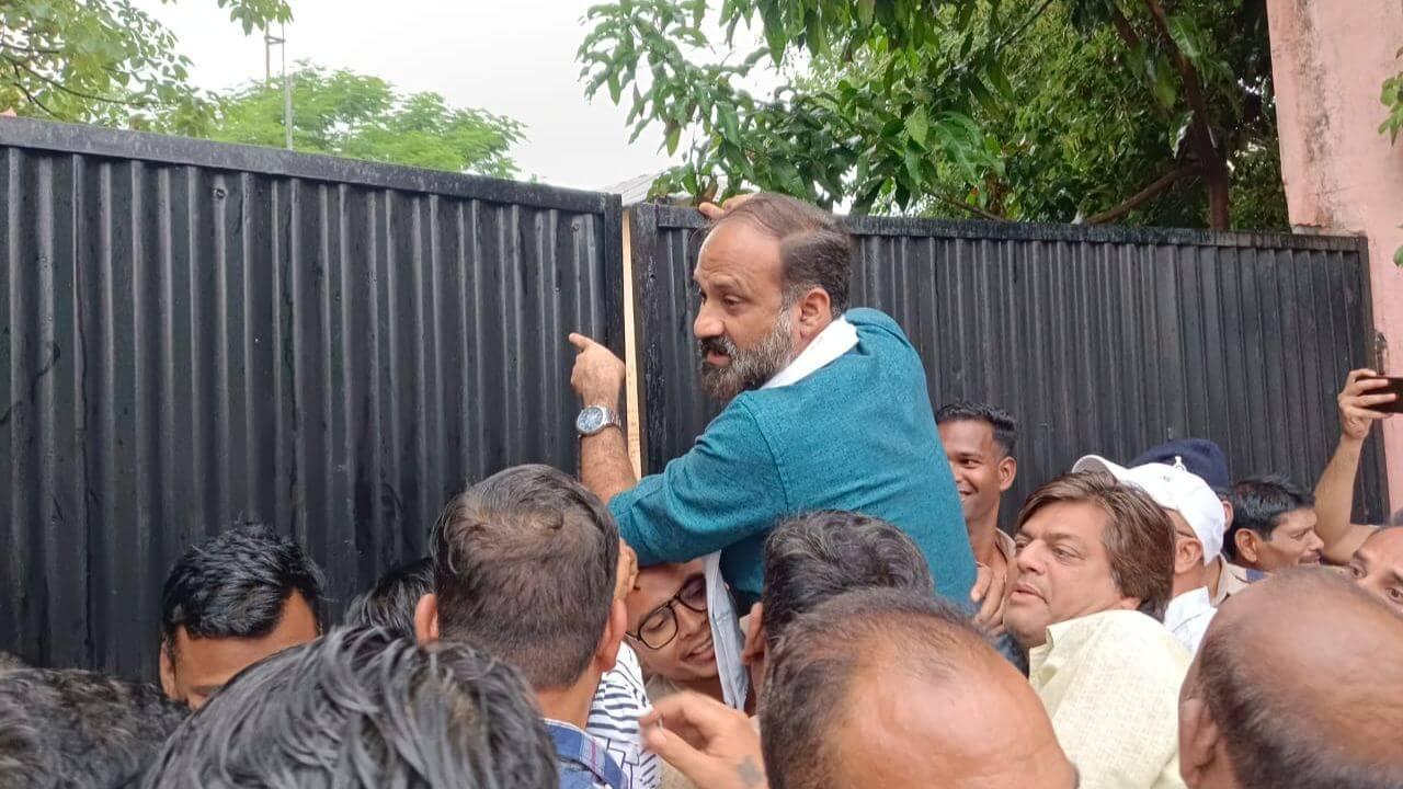 Transfer के बाद भी कुर्सी छोड़ने के लिए तैयार नहीं डीईओ, कार्यमुक्त करवाने कांग्रेस ने किया प्रदर्शन