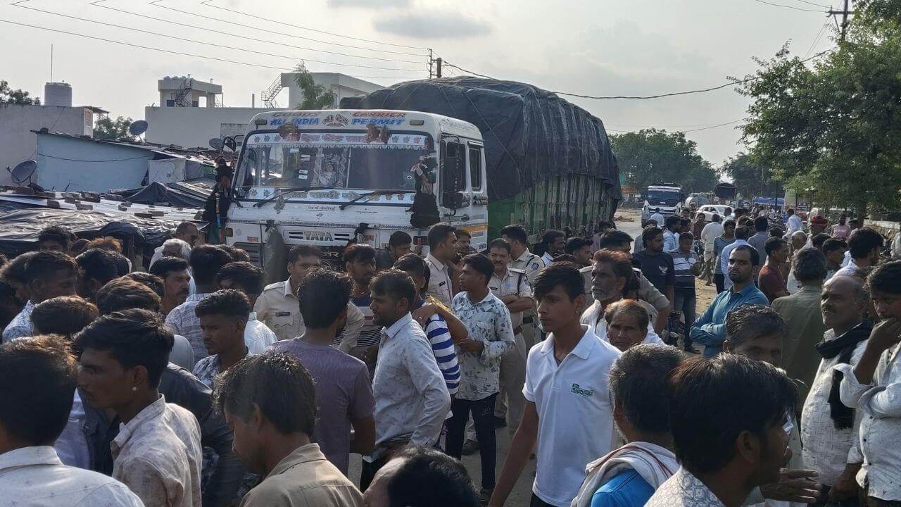 अपहरण से आक्रोशित परिजनों ने ग्रामीणों के साथ किया चक्काजाम, पुलिस आई हरकत में