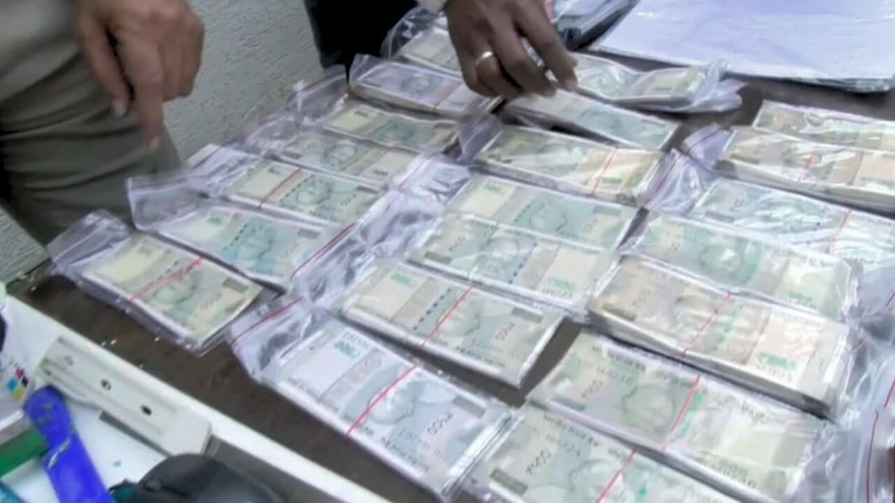 10 वीं पास विवेक ने साल भर में खपाए छह लाख से ज्यादा के नकली नोट, भोपाल पुलिस को घर के अंदर मिली फैक्ट्री, गिरफ़्तार