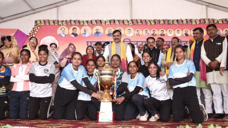 सांसद खेल महोत्सव के समापन पर वीडी शर्मा ने खिलाड़ियों को किया सम्मानित, बोले- खेलों से अनुशासन ,नेतृत्व क्षमता का विकास होता है