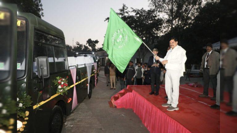 MP Tourism: पन्ना नेशनल पार्क में अब 19 पर्यटक एक साथ कर सकेंगे सफारी, CM मोहन यादव ने 10 नई कैंटर बसों को दिखाई हरी झंडी, शुल्क होगा इतना