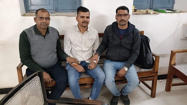 लोकायुक्त पुलिस का एक्शन, अपर कलेक्टर का स्टेनो रिश्वत लेते गिरफ्तार, पैतृक जमीन में नाम सही करने मांगी रिश्वत