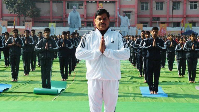 राष्ट्रीय युवा दिवस: सीएम मोहन यादव ने विद्यार्थियों के साथ किया सामूहिक सूर्य नमस्कार, विवेकानंद जयंती पर दिया राष्ट्र निर्माण का संदेश