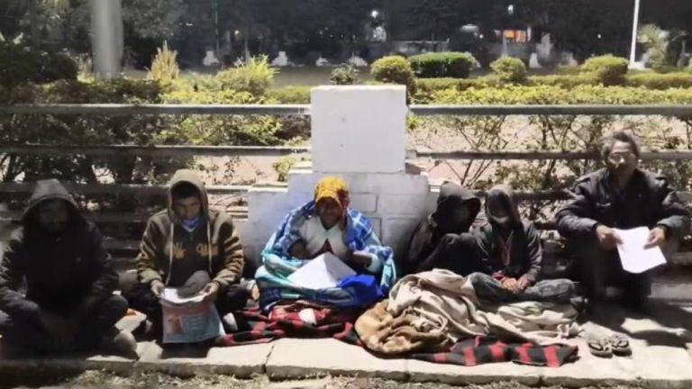 कड़कड़ाती ठंड में न्याय की गुहार: मासूम बच्ची को गोद में लेकर किसान परिवार कलेक्टर कार्यालय के बाहर धरने पर