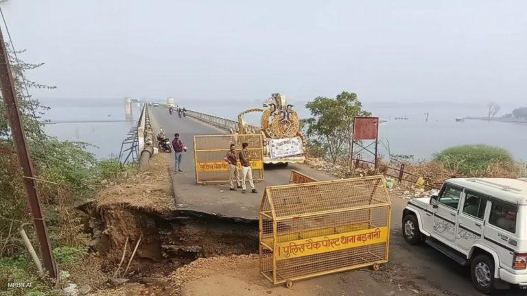 नर्मदा पुल के पास सड़क धंसी! खंडवा-वडोदरा हाईवे पर 11 फीट का गड्ढा