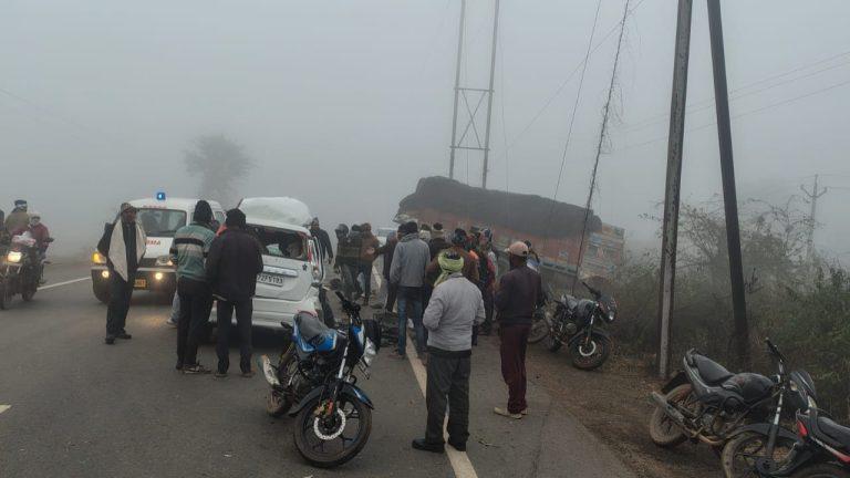 तेज रफ़्तार ट्रक और कार की आमने सामने जोरदार टक्कर, चार की मौत, ड्राइवर फरार, कोहरा बना हादसे की वजह