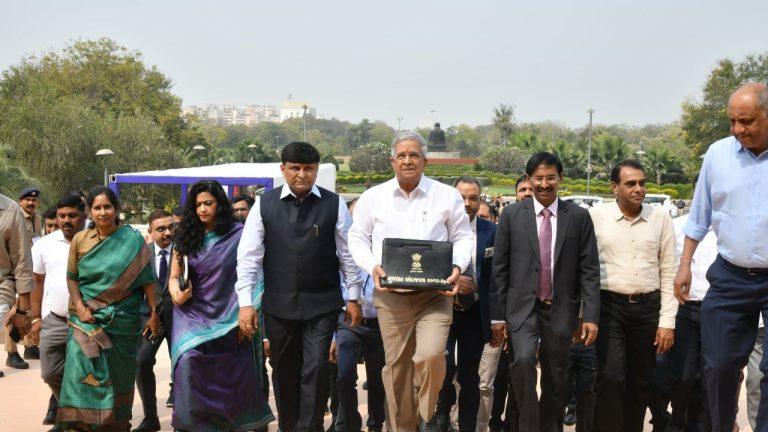 गुजरात बजट 2026-27 पेश, नमो सेंट्रल लाइब्रेरी का ऐलान, युवाओं को सौगात, जानें किसे क्या मिला?