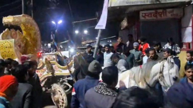 …जब अचानक बीच बाजार बग्गी लेकर भाग पड़ा घोड़ा, मच गई अफरातफरी, टल गया बड़ा हादसा…