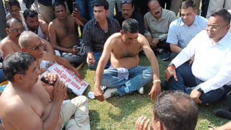 इंदौर में पूर्वी रिंग रोड के लिए जमीन अधिग्रहण का विरोध, कलेक्टर ने जमीन पर बैठकर सुनी किसानों की मांगें, अलाइनमेंट बदलने का दिया आश्वासन