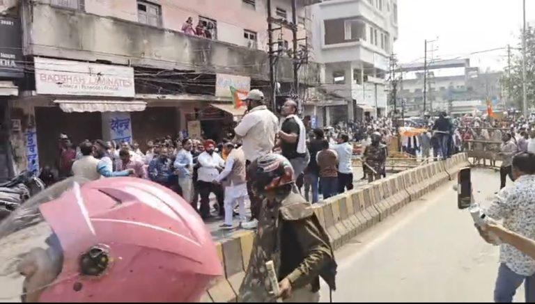 इंदौर के गांधी भवन कांग्रेस कार्यालय के बाहर भाजपा और कांग्रेस कार्यकर्ताओं में भारी झड़प, हुई पत्थरबाजी पुलिस ने वाटर कैनन चलाई, पत्रकार, SI सहित अन्य घायल