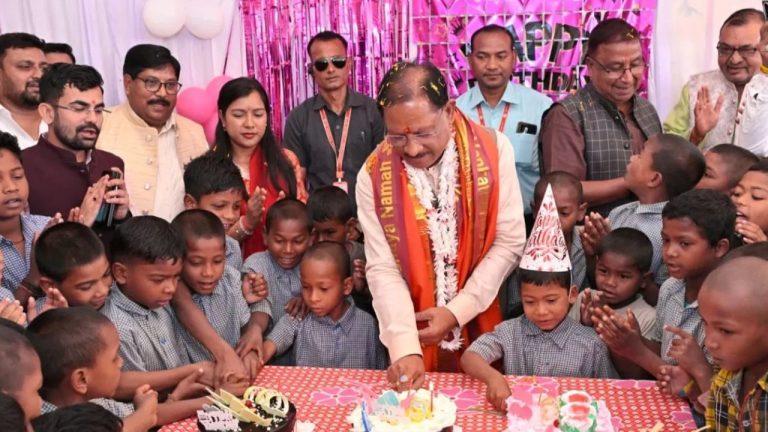 मुख्यमंत्री विष्णु देव साय ने 62वें जन्मदिन पर किया रक्तदान शिविर का शुभारंभ, जशपुर में बच्चों संग काटा केक