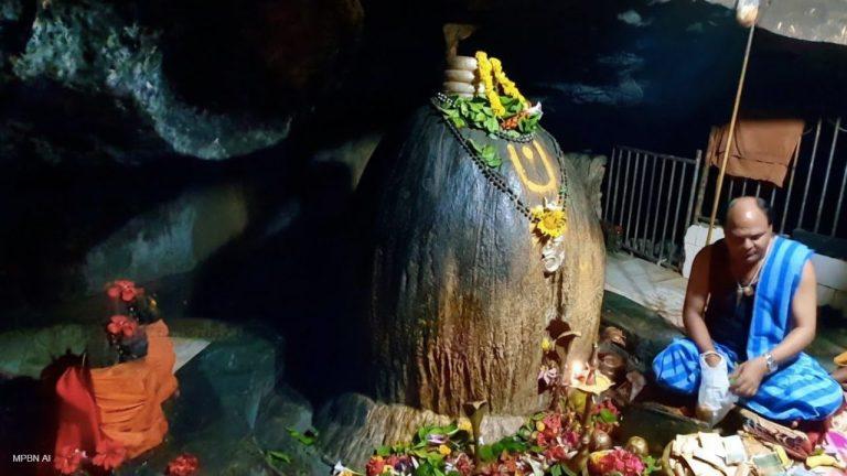 गुफा के भीतर विराजते हैं महादेव, यहां हर साल बढ़ता है शिवलिंग का आकार