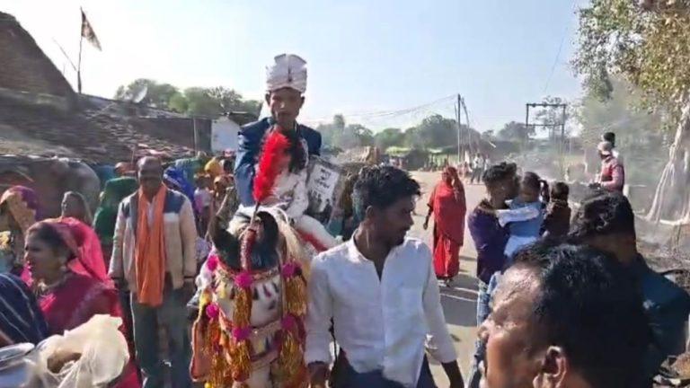 हाथ में “भारत का संविधान” लेकर घोड़ी पर सवार होकर निकला दूल्हा, गांव में घूमी बारात, जाने इसकी वजह