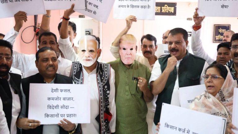 MP विधानसभा परिसर में कांग्रेस विधायकों का इंडिया–यूएस ट्रेड डील के विरोध में ज़ोरदार प्रदर्शन, उमंग सिँघार ने स्मार्ट मीटर डील पर उठाए सवाल