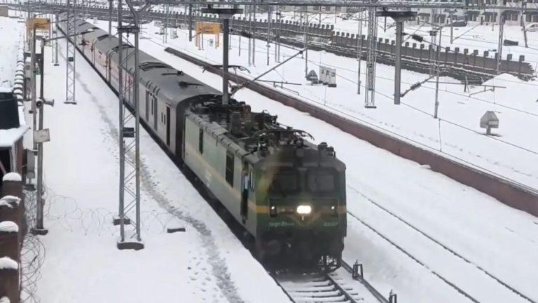 कश्मीर में रेलवे विस्तार पर ब्रेक, सेब के बागों और पर्यावरण की चिंता में केंद्र सरकार ने रोका काम