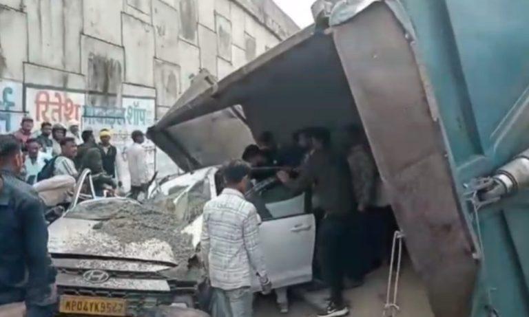 जबलपुर-भोपाल मार्ग पर भीषण हादसा: फ्लाईओवर से कार पर गिरा हाइवा, 2 लोगों की मौत, 6 घायल