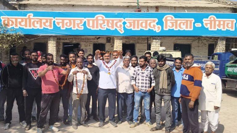 जावद में ‘गांधीगिरी’: वेतन न मिलने पर हाथ में ‘माला’ लेकर सफाईकर्मियों ने संभाला मोर्चा