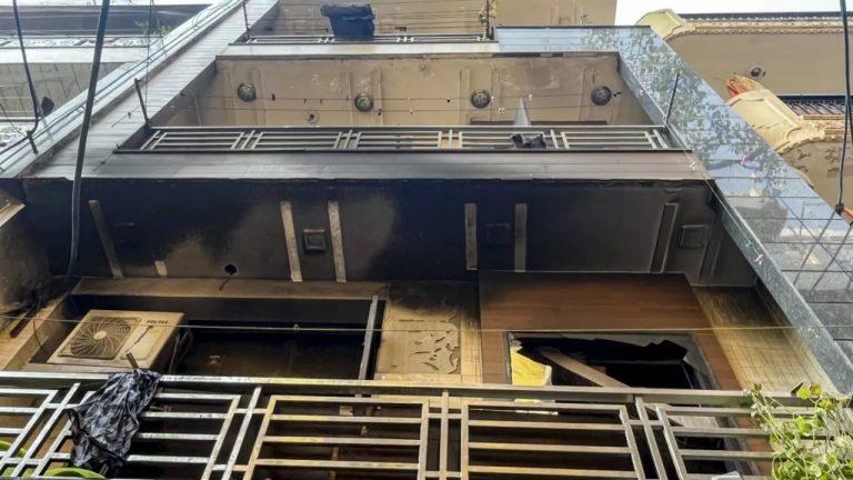 दिल्ली में घर की आग बुझाने के दौरान फटा LPG सिलेंडर, पुलिस-दमकलकर्मियों समेत 13 लोग घायल, अस्पताल में भर्ती