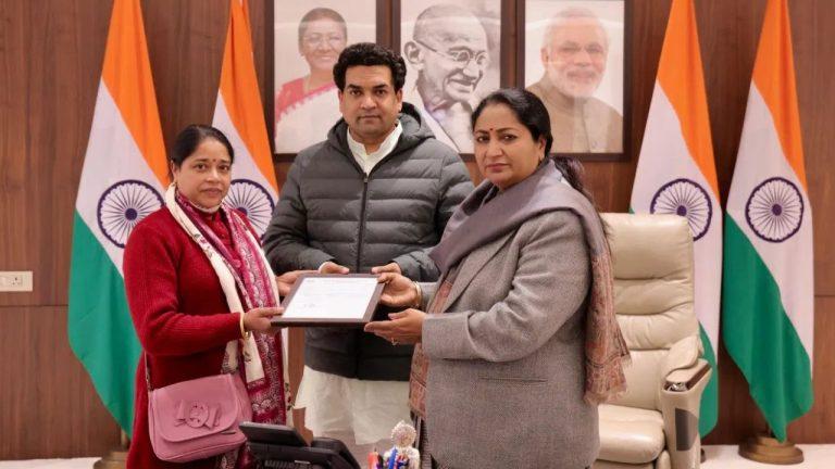 दिवंगत BJP कार्यकर्ता कुलदीप नैनवाल की पत्नी दीपा को मिली नौकरी, कपिल मिश्रा की मौजूदगी में सौंपा गया नियुक्ति पत्र