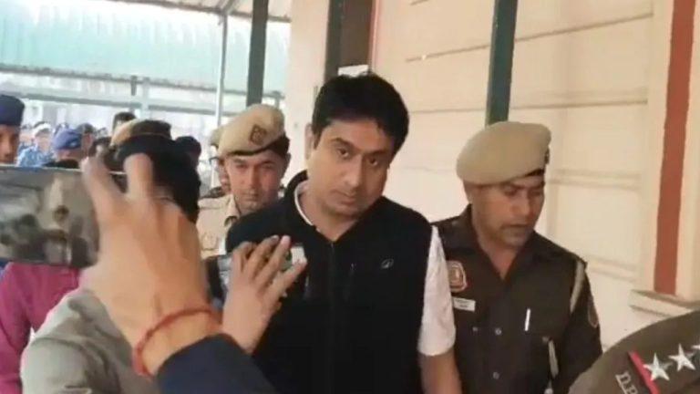 AI समिट शर्टलेस प्रोटेस्ट केस: कोर्ट ने यूथ कांग्रेस अध्यक्ष उदय भानु चिब को दी जमानत, लेकिन रिहाई से पहले न्यायिक हिरासत में भेजा