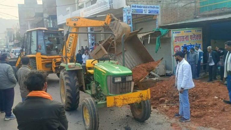 डबरा के भितरवार में नशे में धुत ड्राइवर ने अवैध मोरम से भरी ट्रैक्टर-ट्रॉली पलटी, दो लोग दबे, कई वाहन भी क्षतिग्रस्त