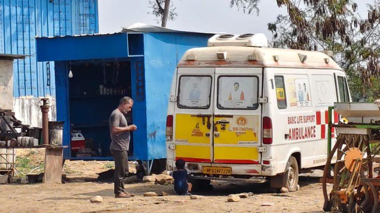 एम्बुलेंस खुद बीमार मांग रही ‘जीवनदान’, 15 दिनों से भंगार की तरह मैकेनिक के पास खड़ी