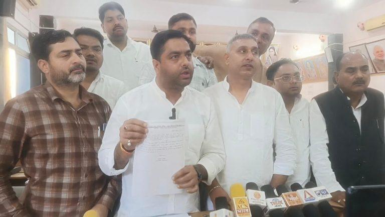 डबरा नगर पालिका में संपत्ति कर रिकॉर्ड से करोड़ों की हेराफेरी का आरोप, 19 पार्षदों ने अध्यक्ष के खिलाफ खोला मोर्चा, दी सामूहिक इस्तीफे की चेतावनी