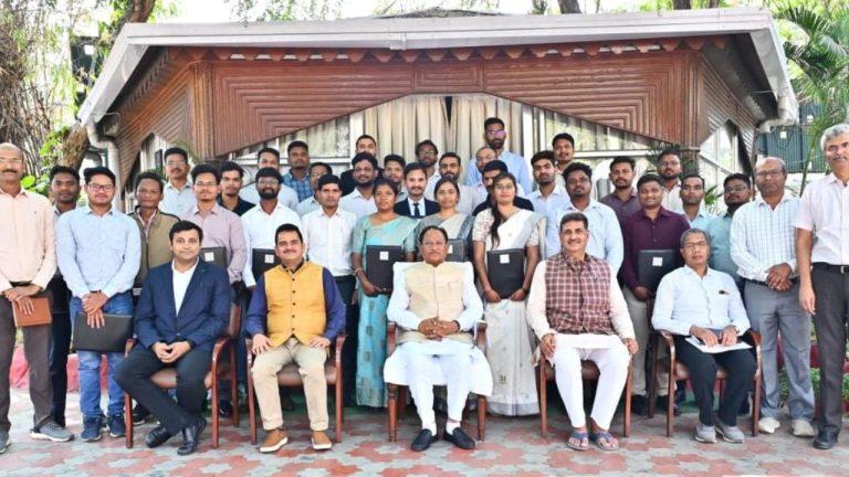 मुख्यमंत्री विष्णु देव साय ने 30 नए खनिज निरीक्षकों को सौंपे नियुक्ति पत्र, बोले- राजस्व बढ़ाने में निभाएं अहम भूमिका