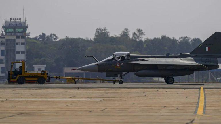 तेजस फाइटर जेट के क्रैश की खबरों पर HAL की आई प्रतिक्रिया, रोकी गई थी 30 विमानों की उड़ान, जानें पूरा मामला