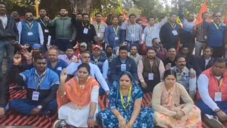 श्रम कानून का विरोध शुरू, ओएफके फैक्ट्री के बाहर कर्मचारियों का प्रदर्शन, 12 को 1 घंटे की हड़ताल,