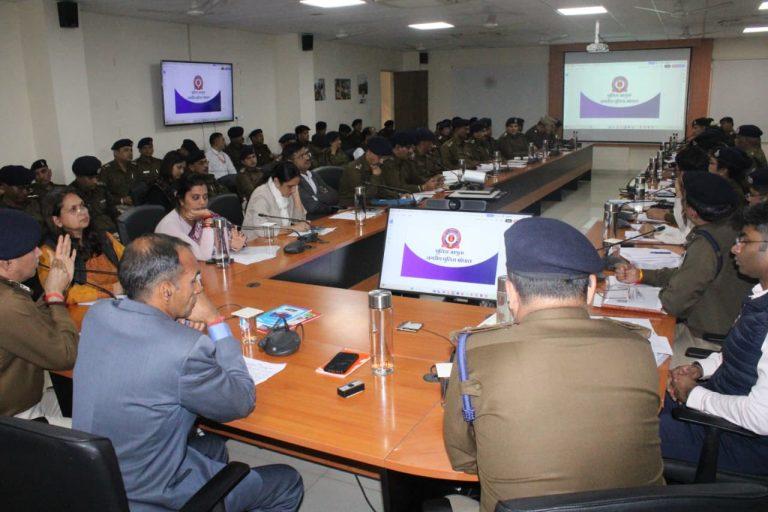 भोपाल के नये पुलिस कमिश्नर की नसीहत-थाने आने वालों से करें सभ्य व्यवहार, अधिकारी खुद उतरे सड़क पर