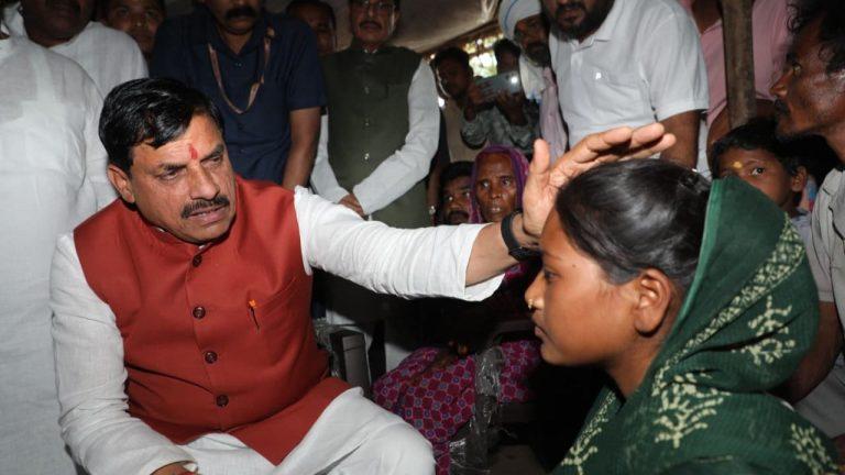 छिंदवाड़ा सड़क दुर्घटना में जान गंवाने वालों के परिजनों को सीएम डॉ मोहन यादव ने दी सांत्वना, अस्पताल जाकर जाना घायलों का हाल