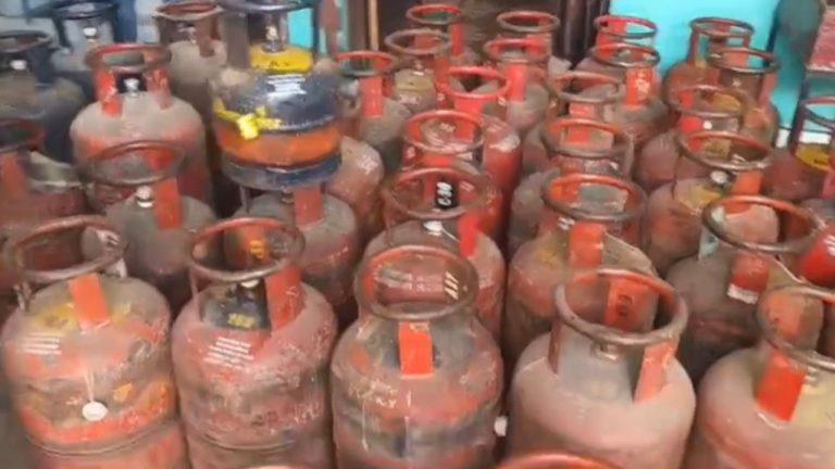 जबलपुर में गैस सिलेंडर की कालाबाजारी पर पुलिस का बड़ा एक्शन, 46 सिलेंडर किए जब्त, SP ने की अफवाहों पर ध्यान न देने की अपील