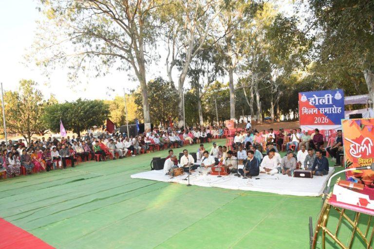 गूंजे फाग गीत, पुलिस बैंड ने दी उम्दा प्रस्तुति, ढोल की थाप पर थिरके पुलिस अधिकारी व कर्मचारी, जमकर उड़े रंग-गुलाल