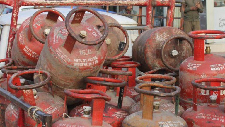 रायपुर में घरेलू LPG सिलेंडर कालाबाजारी पर बड़ी कार्रवाई, खाद्य विभाग ने होटल-दुकानों पर छापा मारकर 350 से ज्यादा सिलेंडर किए जब्त