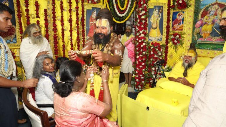 सुबह-सुबह आश्रम पहुंचीं राष्ट्रपति मुर्मू, प्रेमानंद महाराज से मुलाकात ने बढ़ाई चर्चा