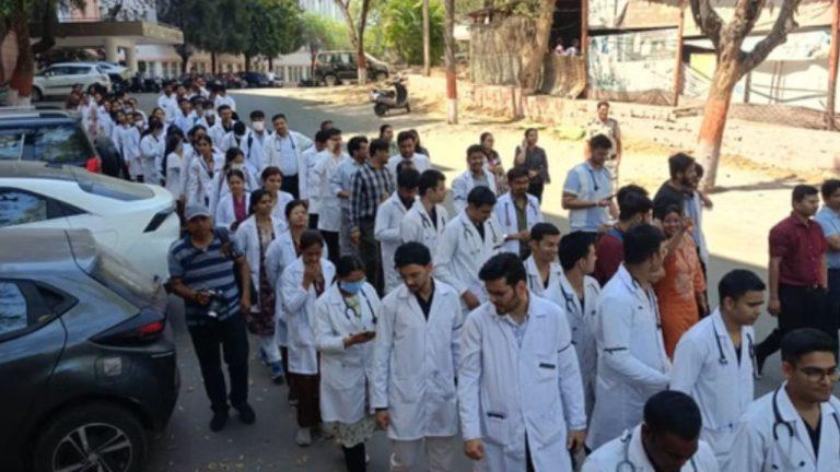 MP में 8 हजार डॉक्टर हड़ताल पर, OPD सेवाएं ठप, मरीजों की बढ़ी मुश्किलें