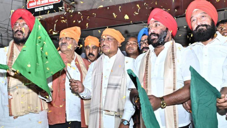 रायपुर में आस्था का संगम, ‘होला मोहल्ला यात्रा’ के लिए 1200 श्रद्धालु रवाना, मुख्यमंत्री विष्णु देव साय ने 17 बसों को दिखाई हरी झंडी