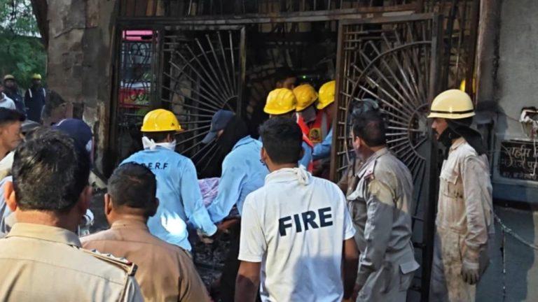 इंदौर में भीषण आग का तांडव: EV कार चार्जिंग में शॉर्ट सर्किट, 4 सिलेंडर फटने से 7 लोग जिंदा जले, 3 झुलसे