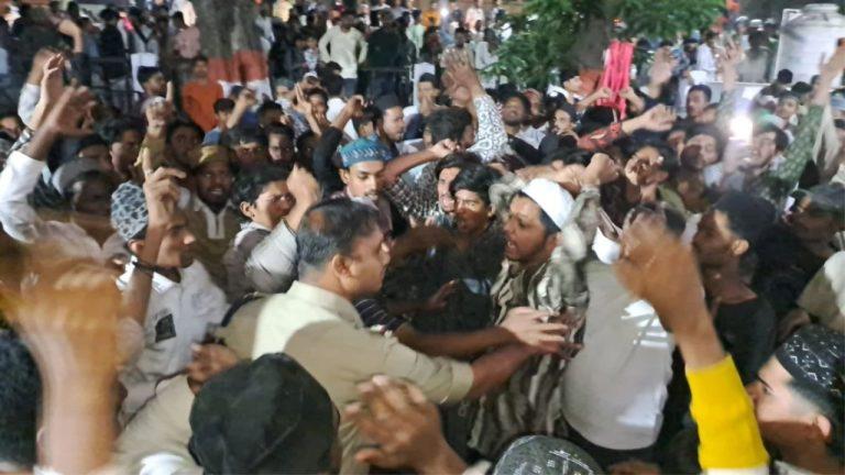 खंडवा में सोशल मीडिया पोस्ट पर बवाल: थाने के बाहर भीड़, पथराव के बाद पुलिस का लाठीचार्ज