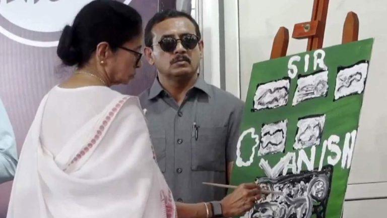 सीएम ममता बनर्जी ने अनोखे तरीके से चुनाव आयोग पर बोला हमला, ड्राइंग के जरिए SIR प्रक्रिया पर खड़े किए सवाल