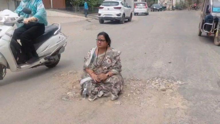 टेंडर, वर्क आर्डर के बावजूद सड़क निर्माण शुरू नहीं, नगर निगम की हठधर्मिता से परेशान BJP पार्षद तपती धूप में बैठी धरने पर, दी चेतावनी