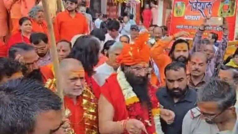 निरंजनी अखाड़े के रविंद्र पुरी का बड़ा बयान, बोले – ‘कुछ लोग कुंभ खराब करना चाहते हैं, ऐसा नहीं होने देंगे’, पढ़ें खबर