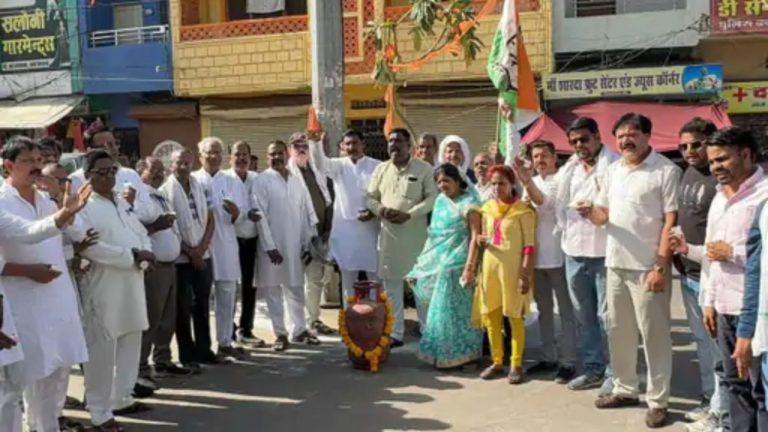 सीहोर में गैस की किल्लत और महंगाई पर कांग्रेस का अनोखा प्रदर्शन, नाली में पाइप डालकर चूल्हा जलाने की कोशिश की